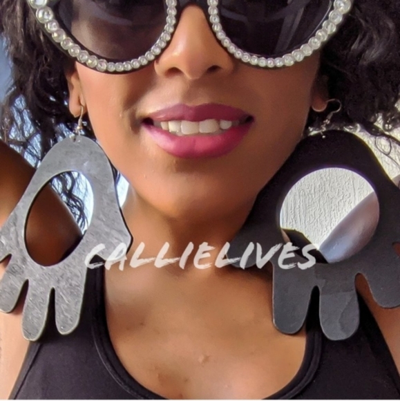 ❗ CLEARANCE ❗ Painted Wooden Hand Tribal Earrings in Black - Picture 4 of 5